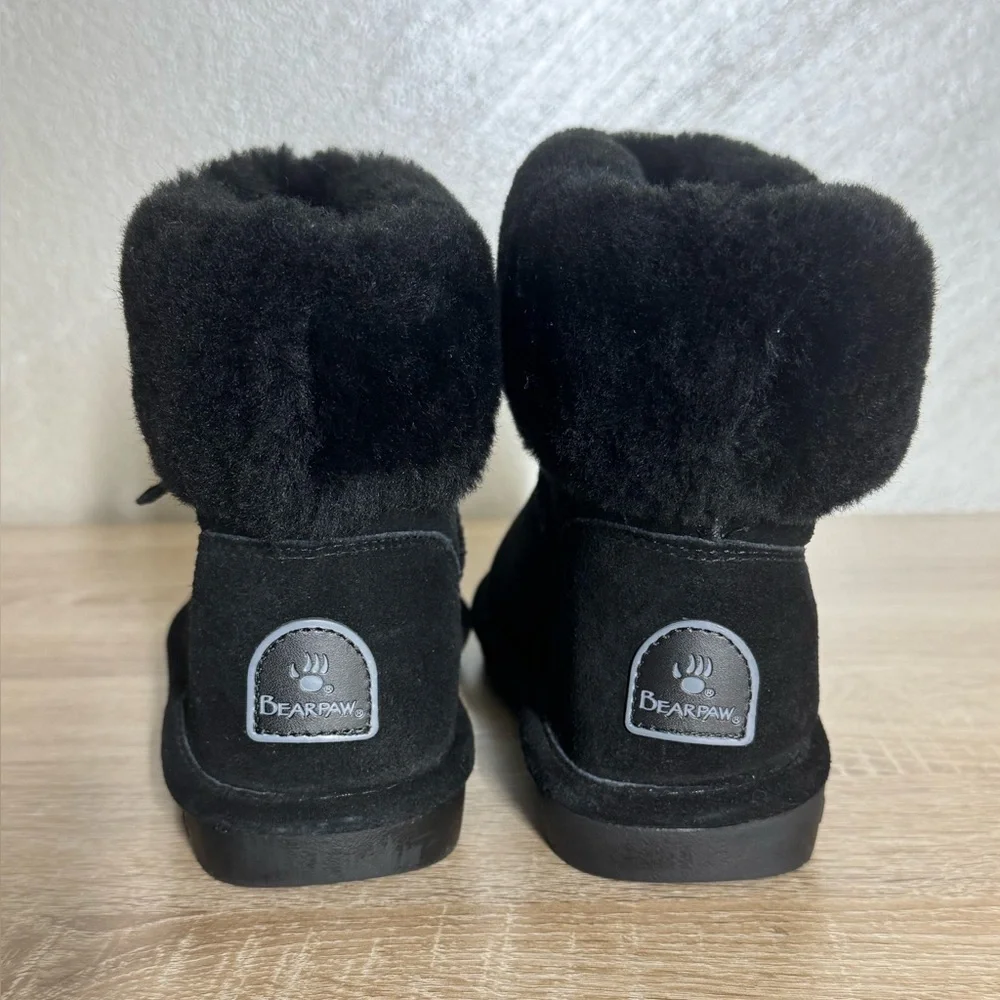 Bearpaw Abby Black Suede Ankle Bootie With Sheepskin Collar Women Size 6